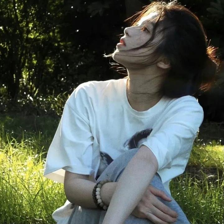 给小酒馆女子喝高杯酒